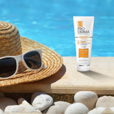 کرم ضد آفتاب رنگی پرودرما، SPF 50، مدل 50 Sunvest، مناسب پوستهای آکنهدار و چرب با تنالیته روشن و حجم 40 میلیلیتر، محافظتکننده در برابر اشعههای UVA و UVB، غیر کومدونزا و فاقد پارابن، PA+++، دارای فرمولاسیون فاقد چربی،با ماندگاری 2 ساعته